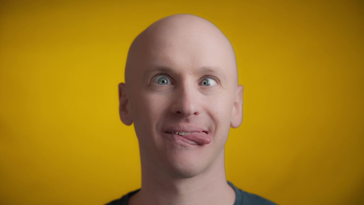 Homem adulto fazendo uma careta.