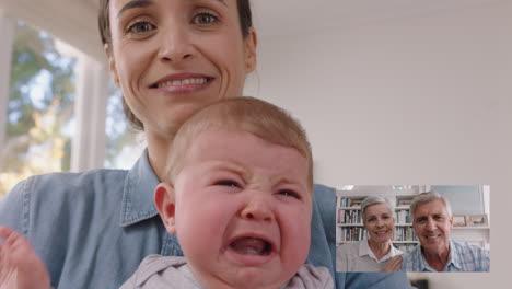 Video-Chat-De-Madre-Y-Bebé-Con-Abuelos-Usando-Teléfonos-Inteligentes-Padres-Ancianos-Saludando-A-Niño-Disfrutando-Comunicándose-Con-La-Familia-En-Video-Chat