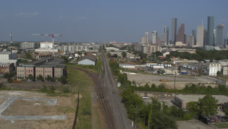 vista de aviones no tripulados de las vías del tren cerca del centro de houston