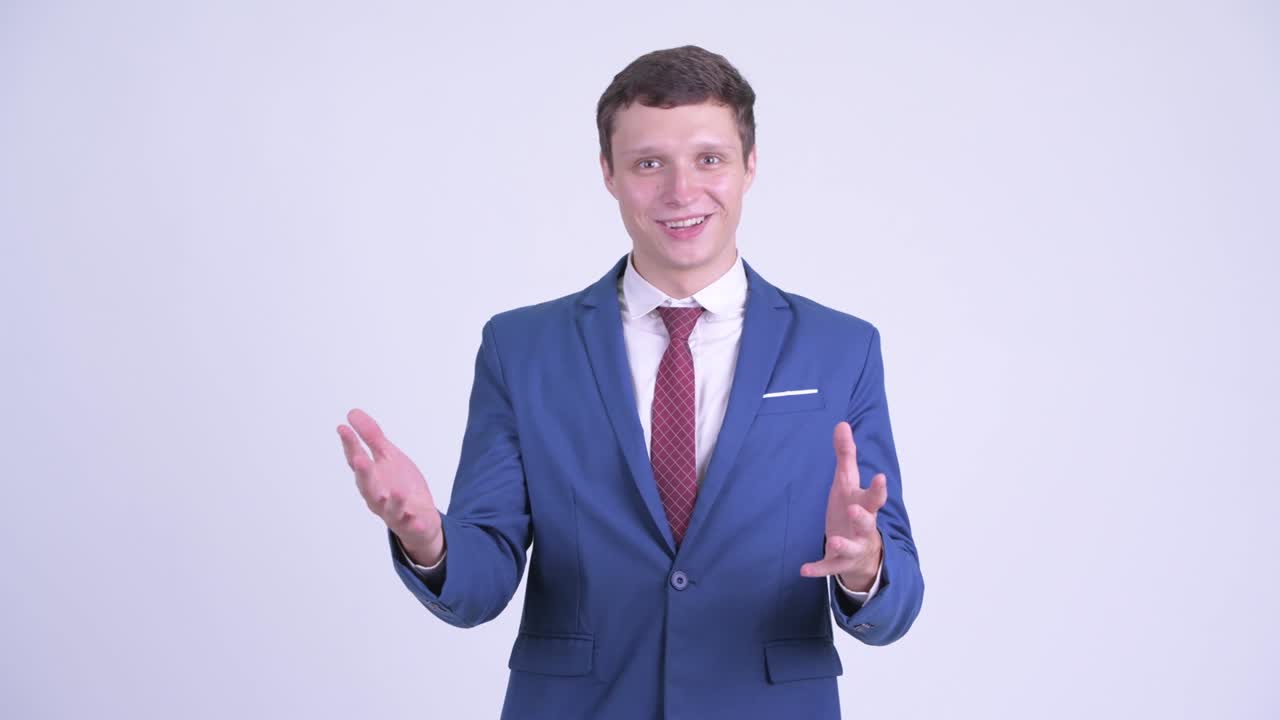 joven feliz y guapo hombre de negocios en traje