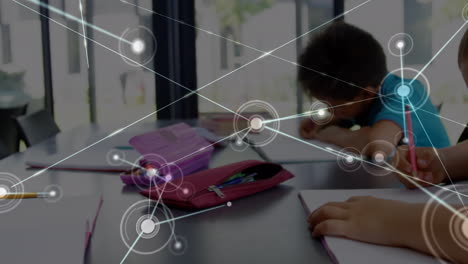 animación de la red de conexiones a través de las manos de diversos alumnos que escriben en la escuela