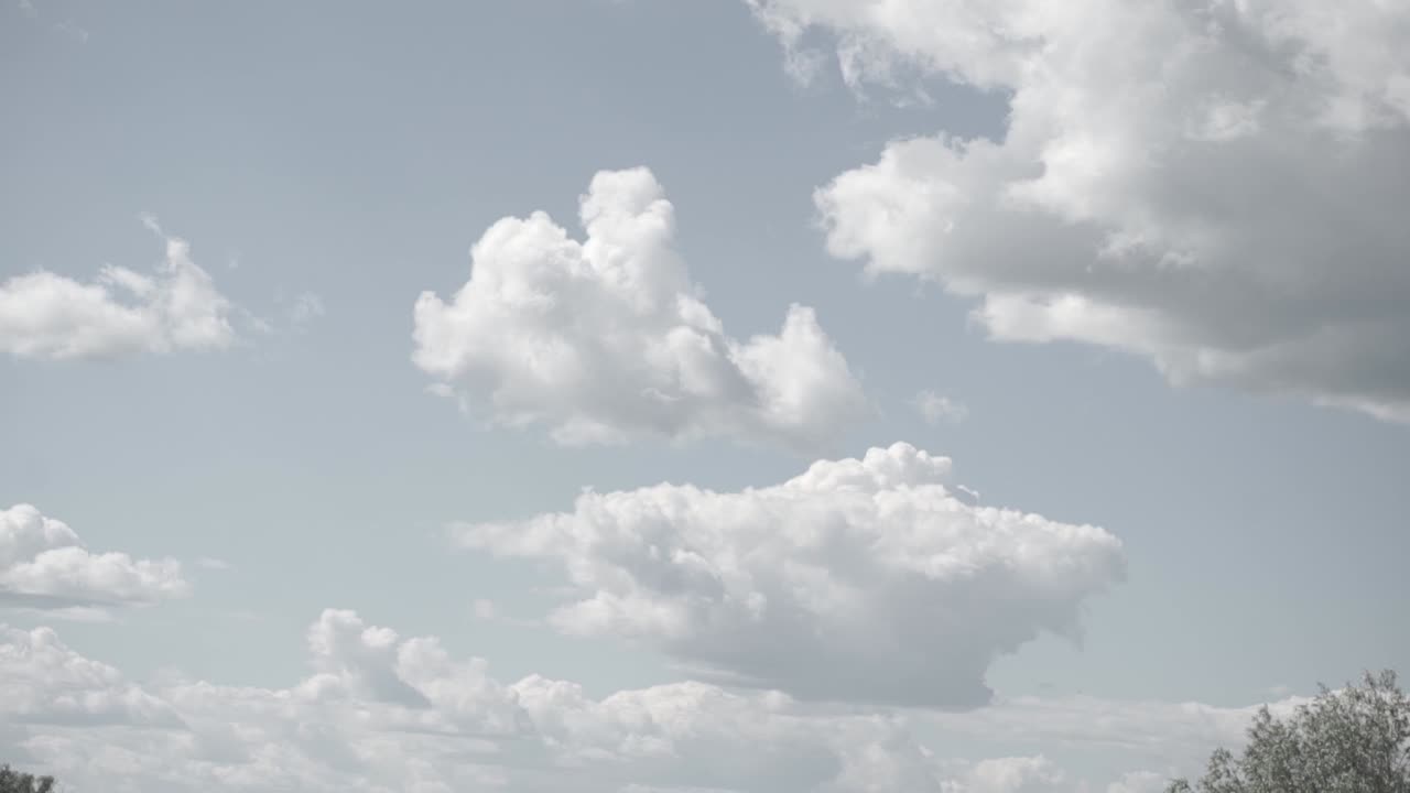 경치 좋은 시골 에서 말 을 타고 있는 부부