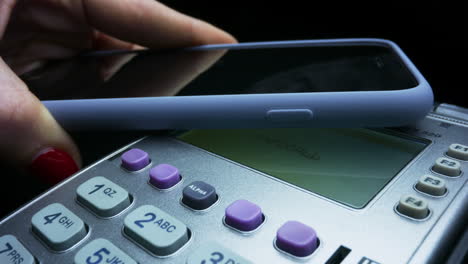 Kunde-Zahlt-Mit-Mobiltelefon-über-POS-Terminal-Mit-NFC-Technologie