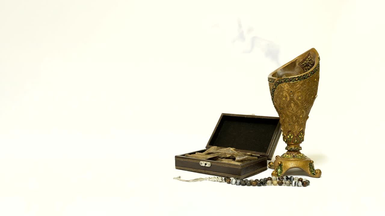 향기와 아가르 나무, 가죽 상자에 향기, 그리고  rosary 구슬, 아랍어 번역은 oud입니다.