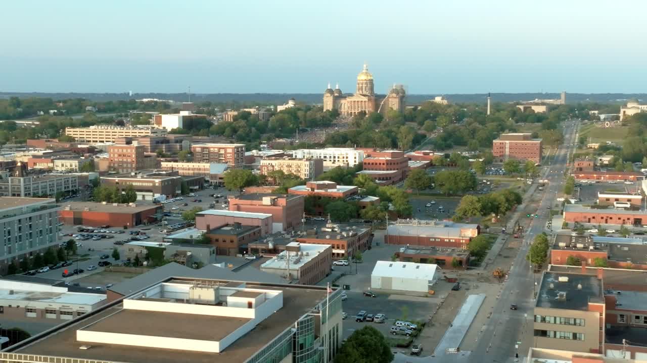 다운타운 데스 모인, 아이오와와 아이오와 주 국회의사당 건물과 드론 비디오가 왼쪽에서 오른쪽으로 원으로 움직입니다.