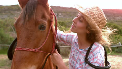 una mujer bonita de pie al lado de un caballo