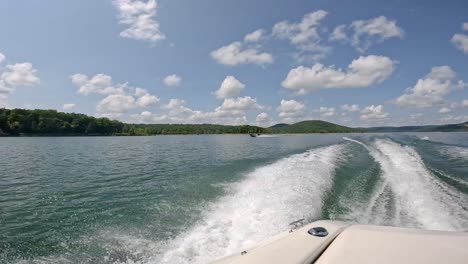 Pov-Nach-Hinten-Und-Seitlich-Sportboot-Cruising