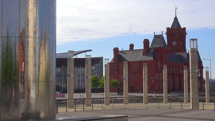 Inquadratura panoramica di fontane ed edifici nel cuore del centro di Cardiff, Galles