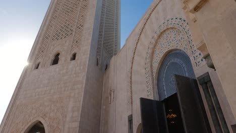 entrada abierta para la oración en la mezquita de hassan, toma media, reveladora