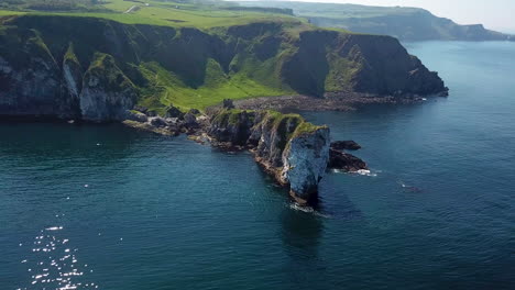 castillo de kinbane en el condado de antrim, irlanda del norte, en un largo y estrecho promontorio de piedra caliza que se proyecta hacia el mar, disparo de drones