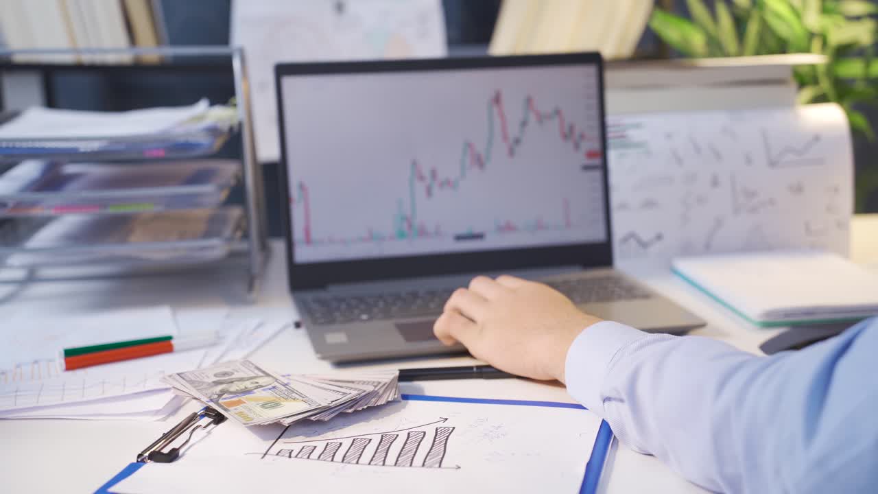 Uomo che effettua transazioni finanziarie nel mercato azionario.