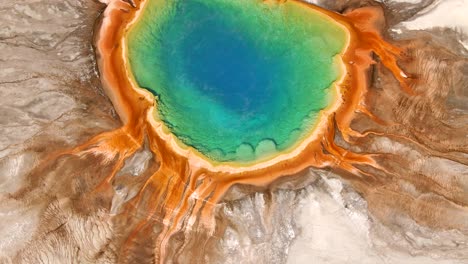 Imágenes-Aéreas-De-4k-De-La-Gran-Primavera-Prismática-En-El-Parque-Nacional-De-Yellowstone,-Wyoming,-Estados-Unidos