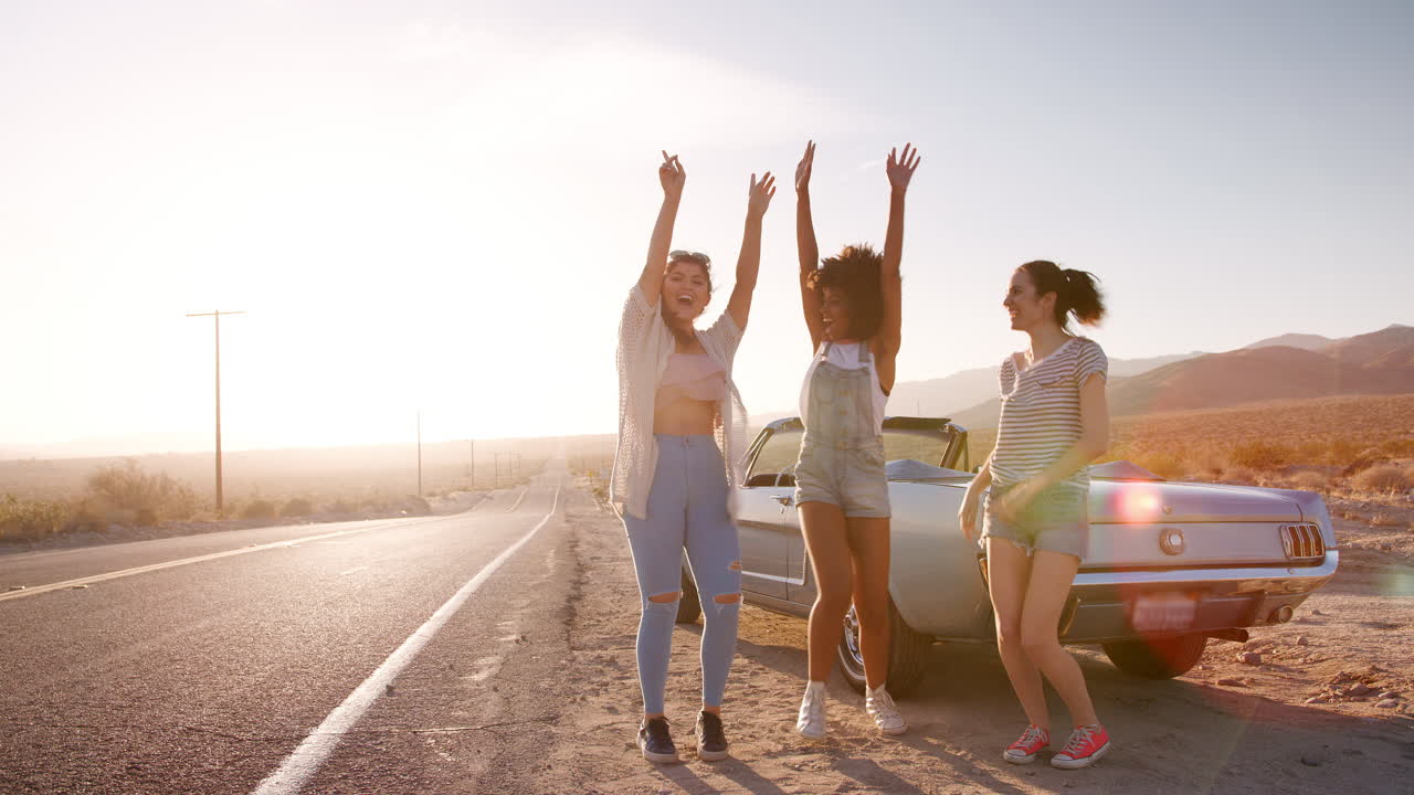 amigas divirtiéndose durante un descanso en su viaje por carretera