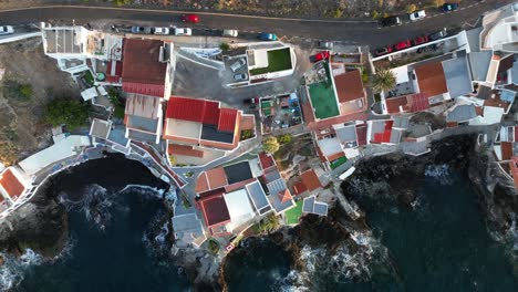 Sea-Testigo-Del-Encanto-Pintoresco-De-Un-Pueblo-De-Pescadores-Desde-La-Perspectiva-De-Un-Pájaro,-Mientras-La-Belleza-Tranquila-Se-Desarrolla-Con-Sus-Calles-Rústicas,-Barcos-De-Pesca-Y-Un-Ambiente-Costero-Sereno