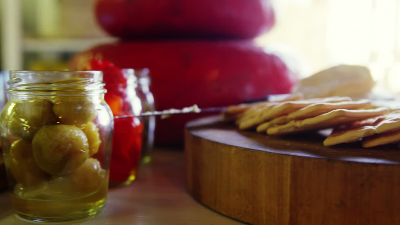 primer plano de alimentos dulces en la sección de comestibles