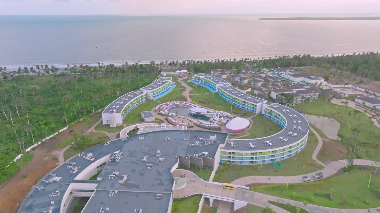 바다를 배경으로 도미니카 공화국의 유혹 미체스 새 리조트 상공을 비행하는 드론