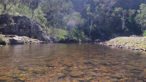 Toma-En-Cámara-Lenta-De-Agua-Corriendo-Por-Un-Arroyo-Alto-En-Australia