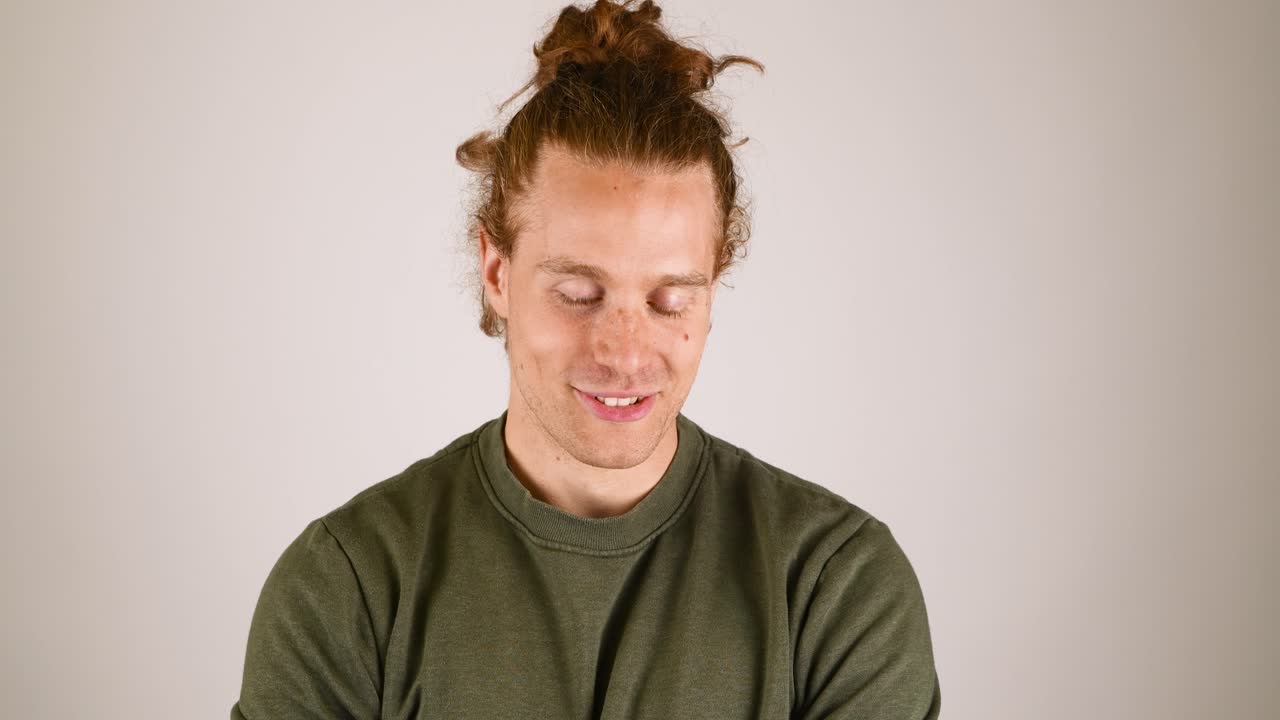 hombre mirando de varias maneras a la cámara