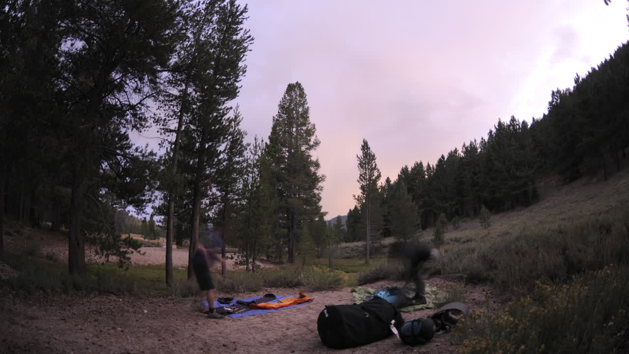 은하수 아래에 두 개의 텐트를 설치하고 큰 초원 세쿼이아 국유림 캘리포니아에 별을 세우는 낮에서 밤까지의 시간 경과