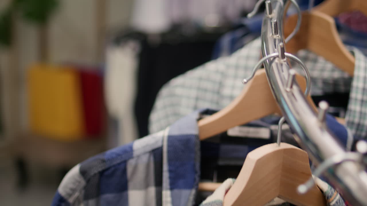 camisas en las perchas de las tiendas de ropa