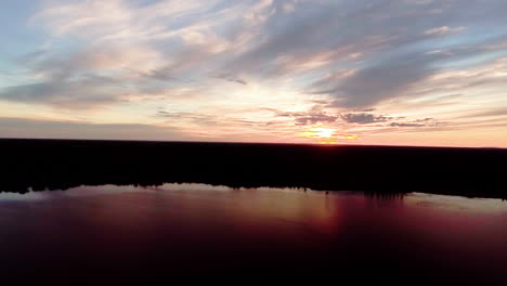 aéreo sobre un hermoso lago al atardecer