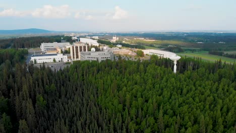 Video-De-Drones-De-4k-De-Satélites-Y-Radomos-En-El-Campus-De-La-Universidad-De-Alaska-Fairbanks,-Ak-Durante-El-Día-De-Verano-6