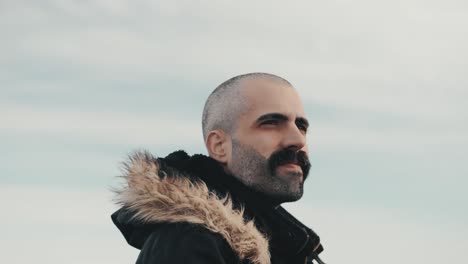 hombre pensativo camina lentamente y contempla el horizonte, rodeado por la belleza de la naturaleza