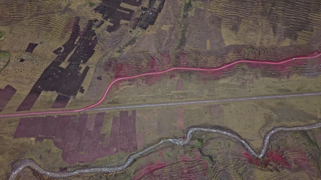 Vista aérea de un vibrante valle peruano cerca de Cusco y las Montañas Arcoíris.