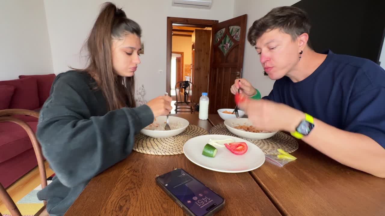 집에서 저녁을 먹는 커플