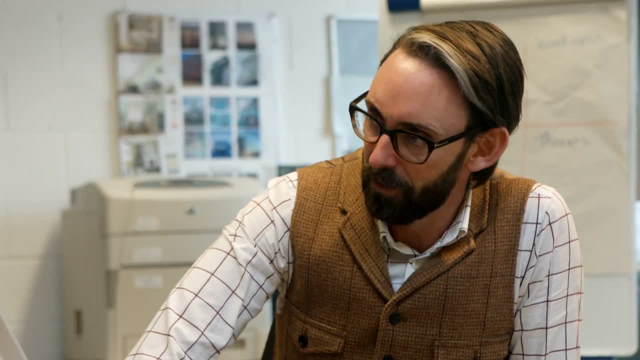 ejecutivo masculino interactuando en la oficina 4k