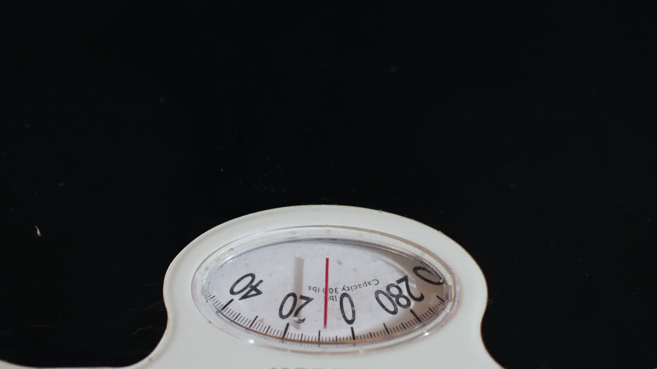 el hombre se pesa en básculas de piso 04