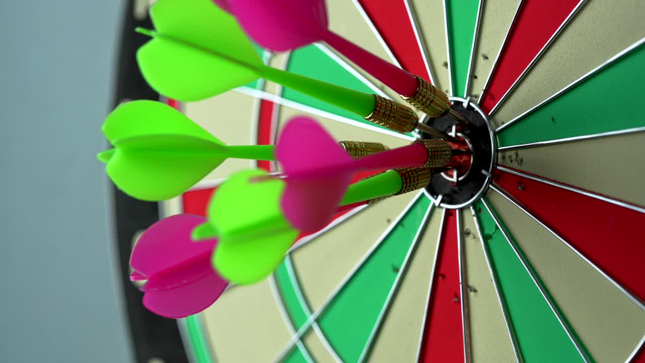 primer plano de la tabla de dardos