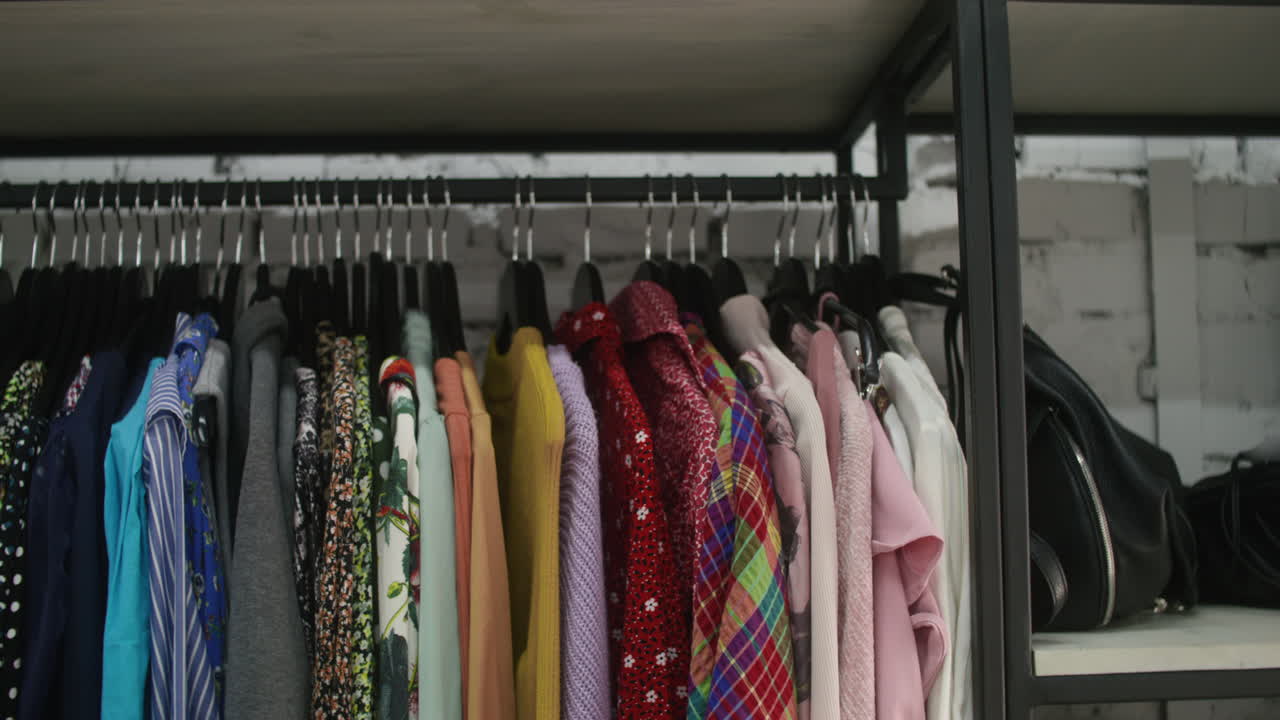 상점 의  ⁇ 어 에 있는 옷