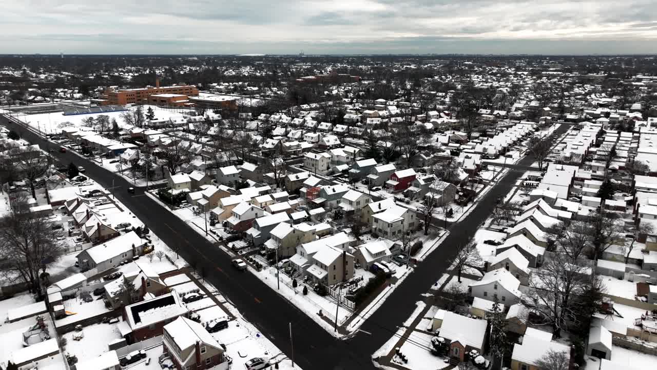 눈이 내린 후 조용한 교외 동네의 공중 풍경, 구름이 많은 날 눈으로 여 있습니다.