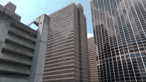 mirando hacia arriba a la arquitectura de edificios de oficinas modernos en el distrito financiero del centro de atlanta, peachtree center