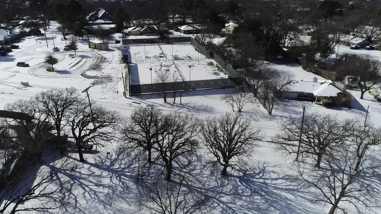 2월 16일 극 소용돌이 후 하이랜드 빌리지 텍사스의 공중 비디오