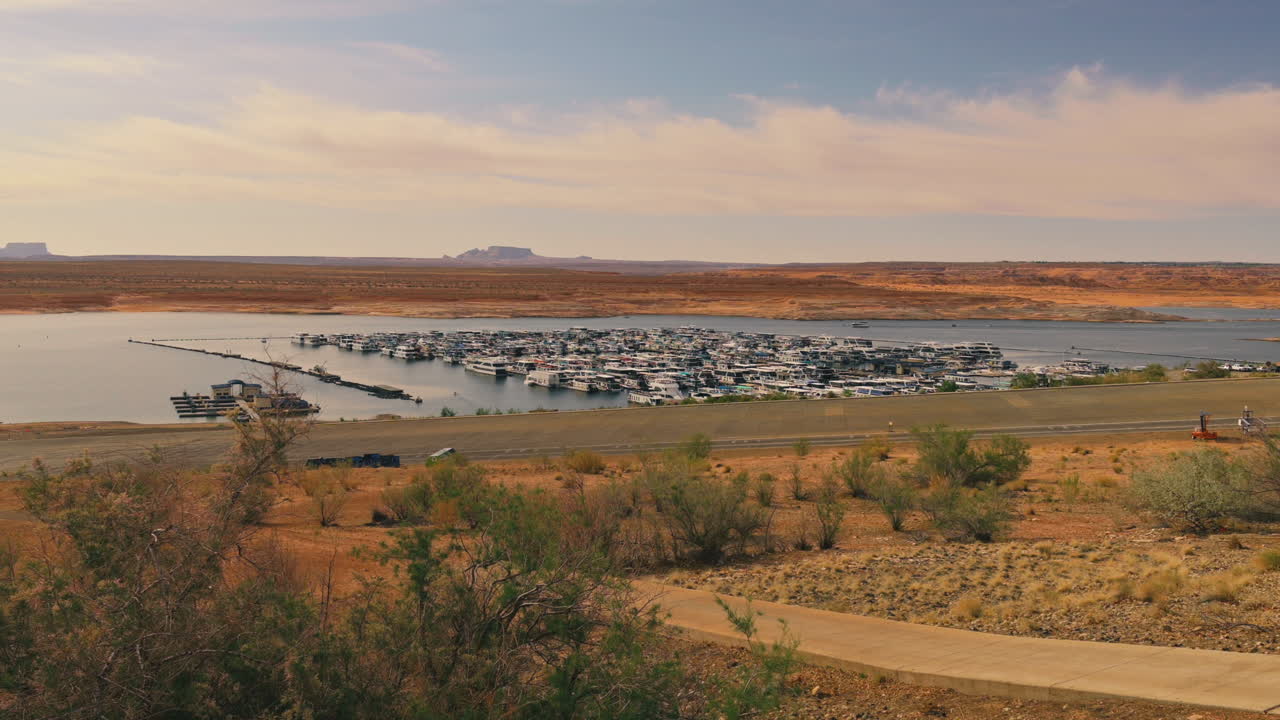 하우스 보트가 있는 애리조나주 파웰 호수의 선착장