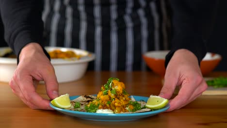 hombre chef presentando tacos