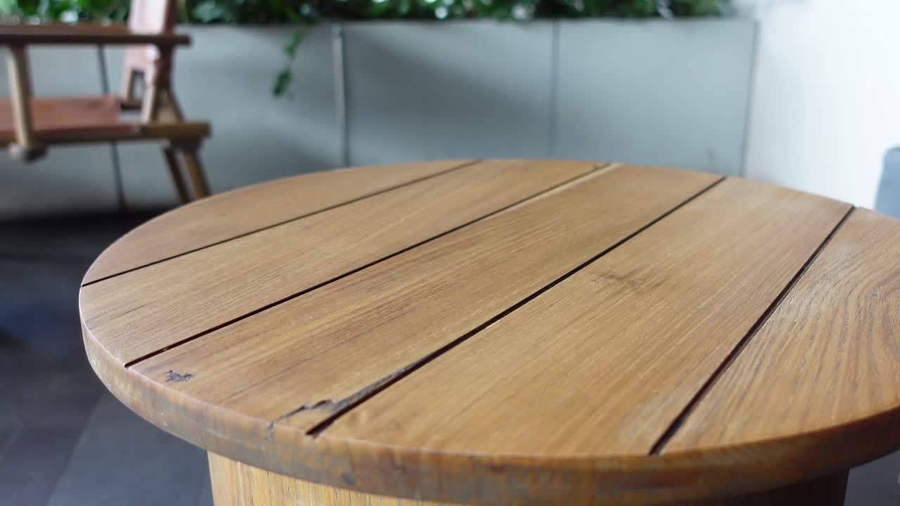 primer plano de una mesa redonda de madera