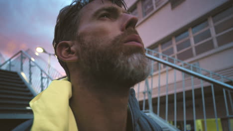 hombre atleta cansado y sudoroso corriendo por intenso