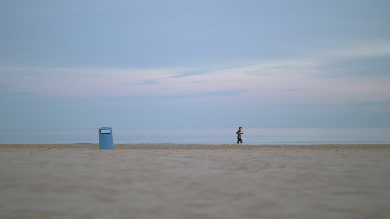 추운 날 바다 에서 뛰는 조거