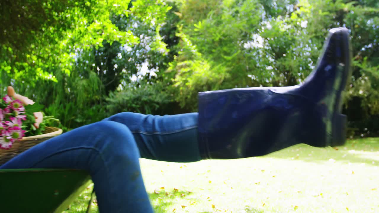 정원에서  ⁇ 바구니에서 여자를 운반하는 남자