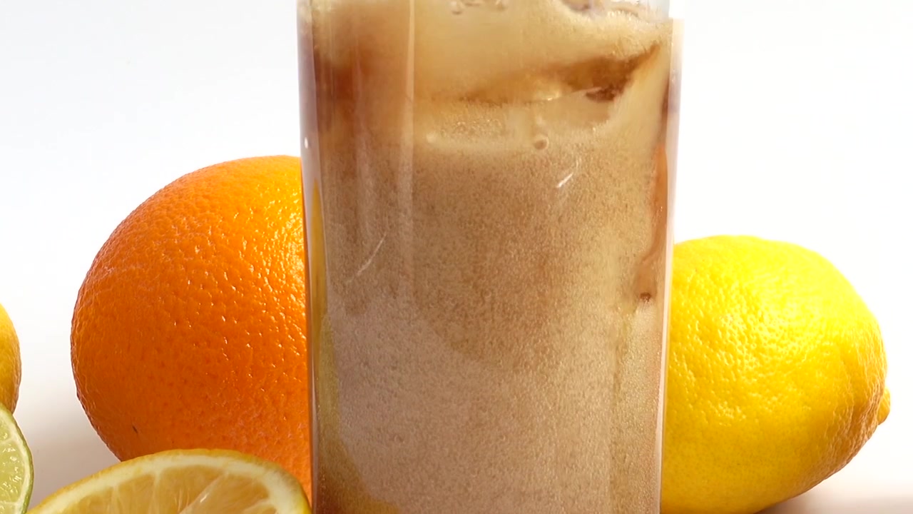 Preparazione di una bevanda in bicchiere con ghiaccio.