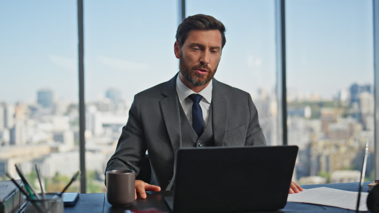 gerente insatisfecho hablando conferencia telefónica en cityscape. hombre nervioso discutir