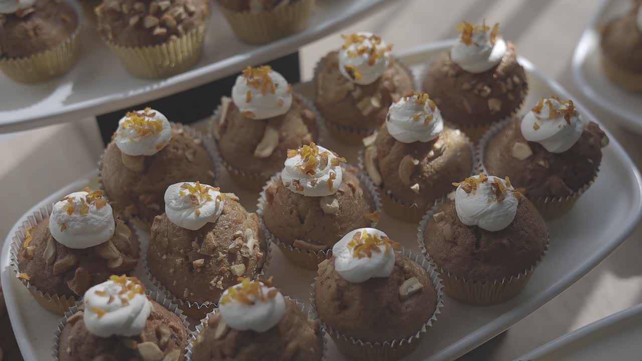 Deliziosi cupcake disposti su un vassoio di servizio, perfetti per un'occasione speciale o una golosità.