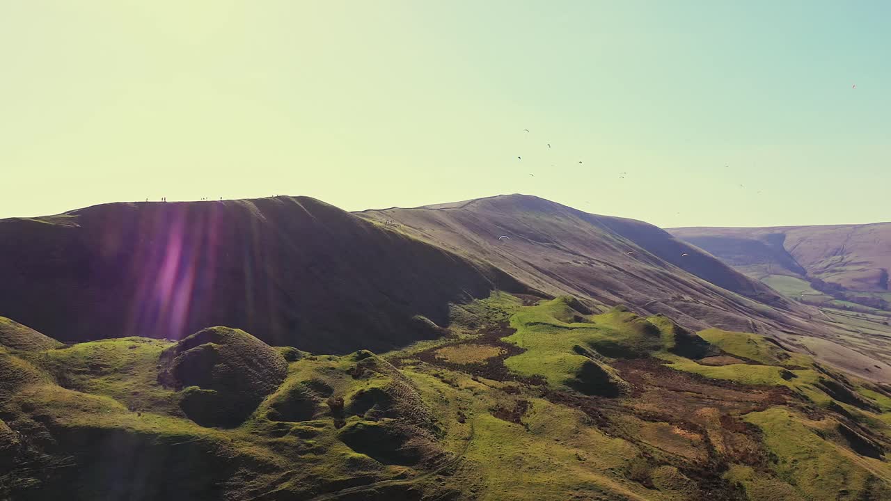 hermosa puesta de sol sobre mam tor, distrito pico del reino unido, toma aérea