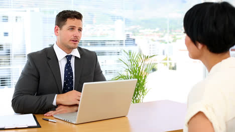 Gutaussehender-Geschäftsmann-Mit-Laptop-Interviewt-Eine-Frau