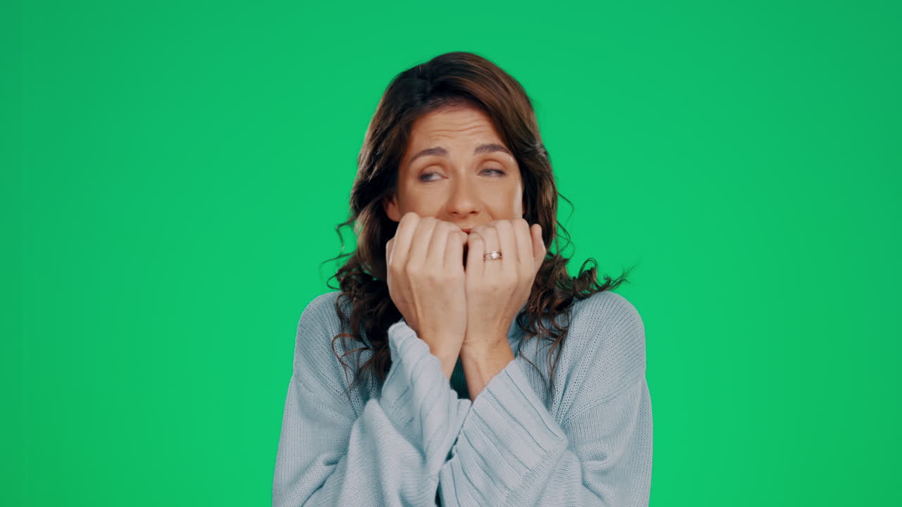 miedo, ansiedad y morderse las uñas con la mujer