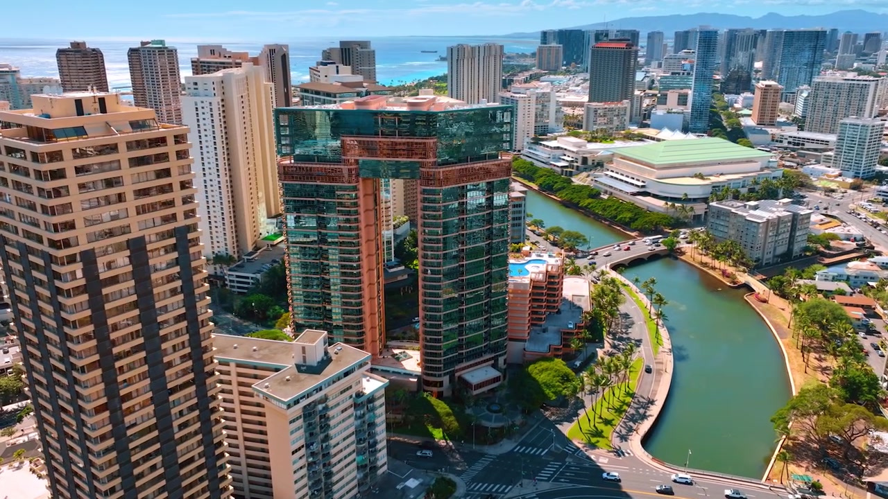 Splendida e moderna architettura di Honolulu, Hawaii, USA. Il traffico si muove sui ponti che attraversano il Canale Ala Wai. Vista aerea