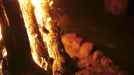 Großes-Lagerfeuer-Brennendes-Feuer-Vor-Schwarzem-Hintergrund-1